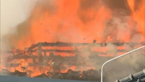 住宅など6棟が燃える火事で焼け跡から1人の遺体発見…住人の次男と連絡取れず身元の特定急ぐ　熊本・八代市