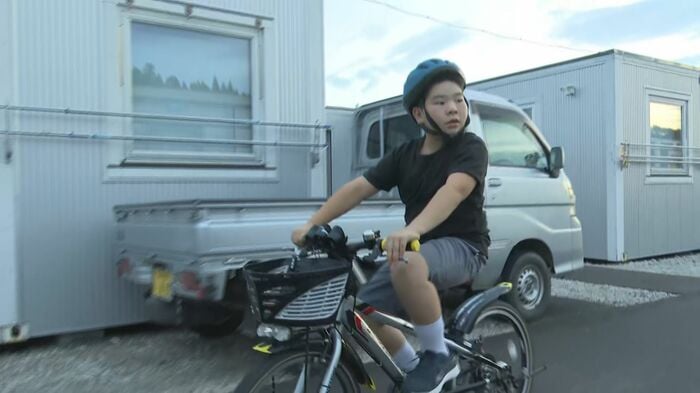 仮設住宅を見回る宇都宮孝弘くん