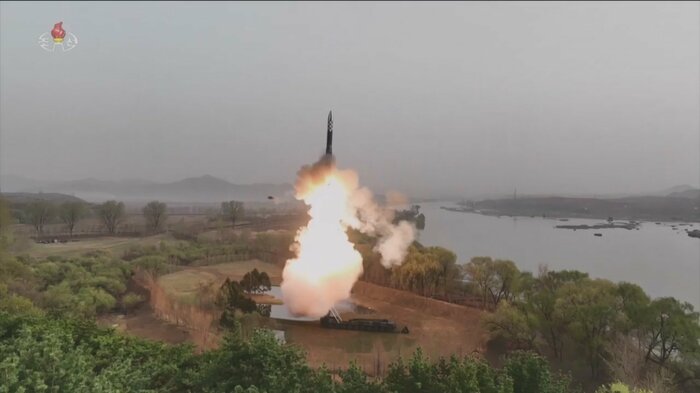 しばらく上昇してから点火しているのが分かる(朝鮮中央テレビ)