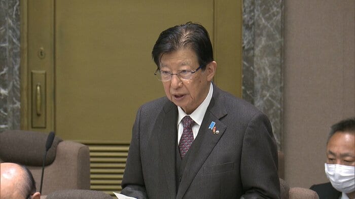 県議会で答弁する川勝知事(12月12日)