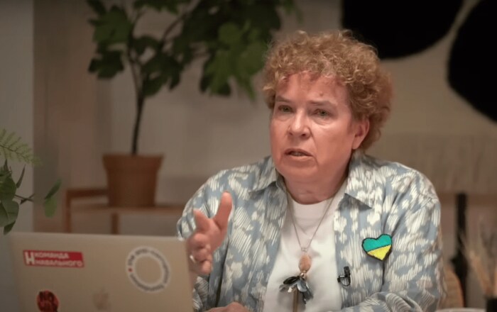 写真説明=YouTube生配信で、ロシアの新しい歴史教科書を「うそと悪の塊」と批判するエイデルマンさん。生配信後の再生回数は100万回に迫る(2023年8月、@TamaraEidelmanHistory)