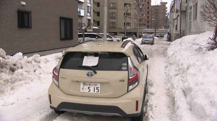 スタックした車2台が放置された道路