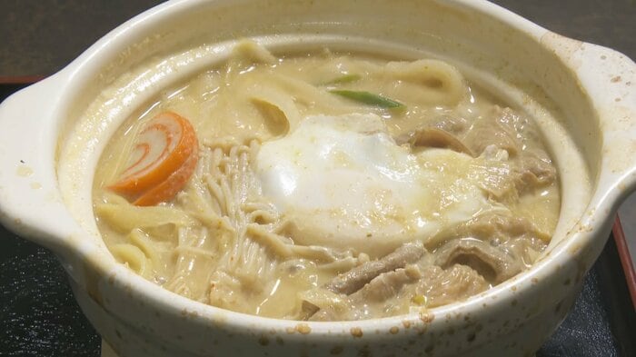 グリーンカレーもつ煮込みうどん（1350円）