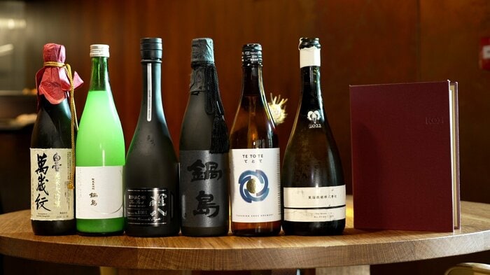 ズラリと並んだ日本酒のボトル