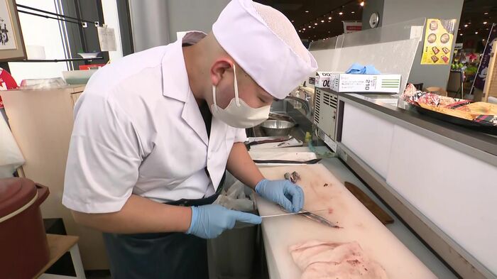 サンマは店内で職人さんがさばきお刺身に
