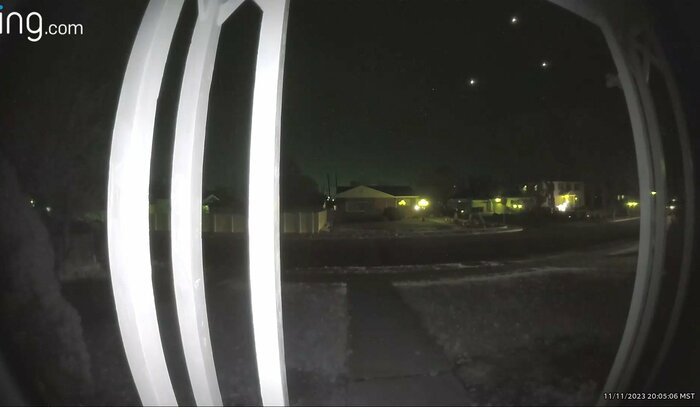 ユタ州では固定カメラが3つの光る物体(右上)を捉えた(提供:National UFO Reporting Center)