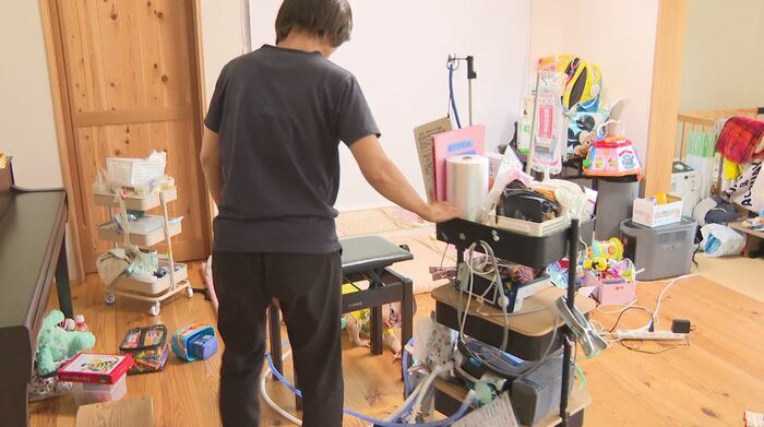 夕飯の支度をしながら、吟糸ちゃんのケアもする母・由里絵さん