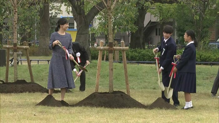記念植樹に臨まれる佳子さま