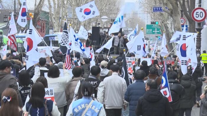 「弾劾反対」を訴える保守系支持者たち（2025年3月）