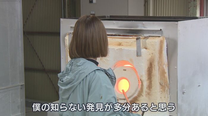 沢口さんが作るガラスを楽しみにしている照井さん