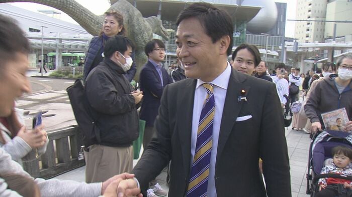 支援者と握手する玉木氏