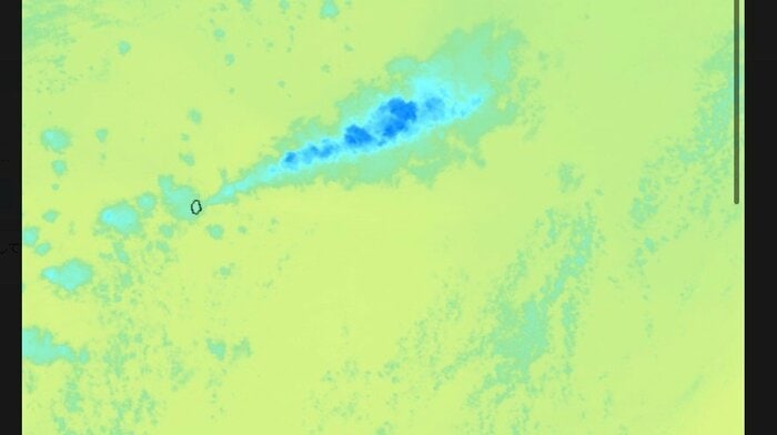 北硫黄島(黒線の部分)から噴煙(水色部分)があがっているのが分かる(JAXA提供)