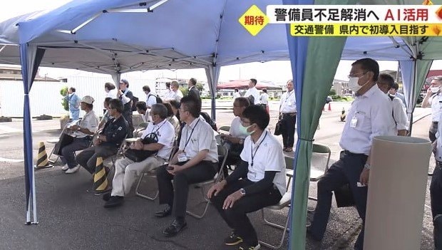 デモンストレーションを視察する関係者