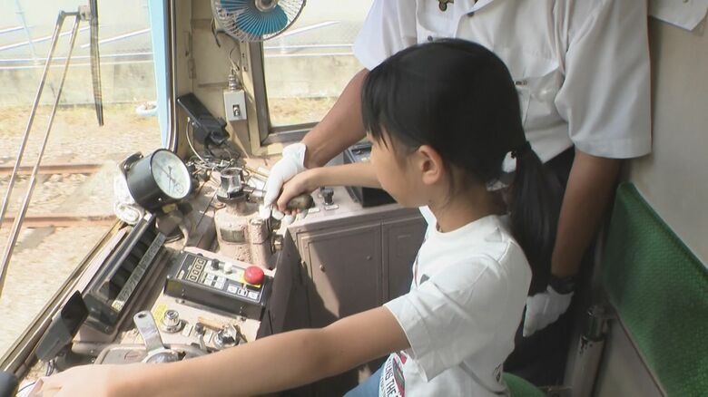 思わず急ブレーキの子供も…夏休み中の子供達が“路面電車の仕事”を体験 本物の車両を操作し約50m動かす｜FNNプライムオンライン