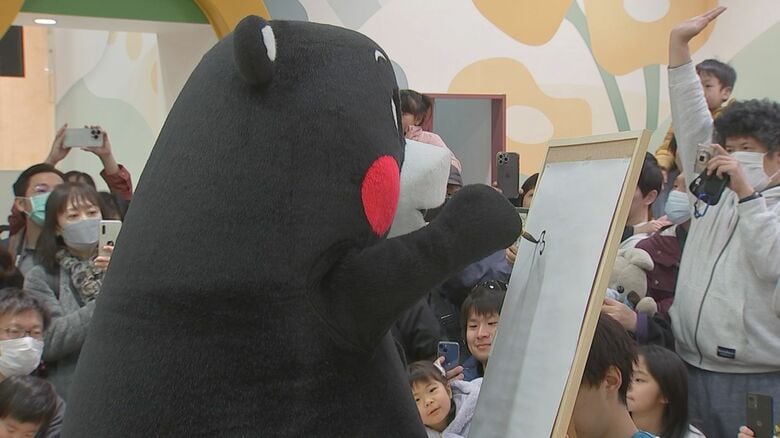 くまモンが書初めを披露　繊細なタッチの画風と力強い文字にファンもビックリ　能登半島地震への募金も呼びかけ｜FNNプライムオンライン
