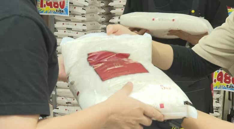 「やっと買えた！」5キロ2139円　随意契約の備蓄米　県内ディスカウントストアの店頭にも　整理券求め長い列　朝のうちに300枚が配布終了　｜FNNプライムオンライン