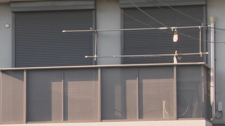 玄関や窓は施錠済み…アパートで30代位の女性と2歳から3歳位の男の子が死亡 女性は首を吊っていて無理心中か｜FNNプライムオンライン