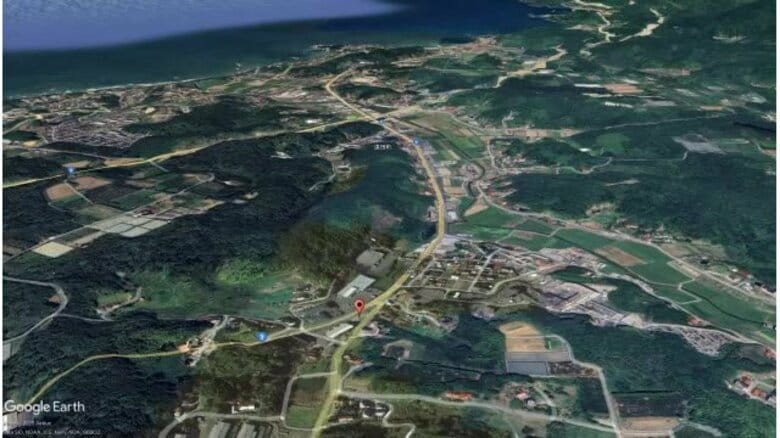 国道9号線を逸脱し倉庫に衝突　普通乗用車運転の高齢男性が死亡　現場は緩やかな右カーブ（島根）　｜FNNプライムオンライン