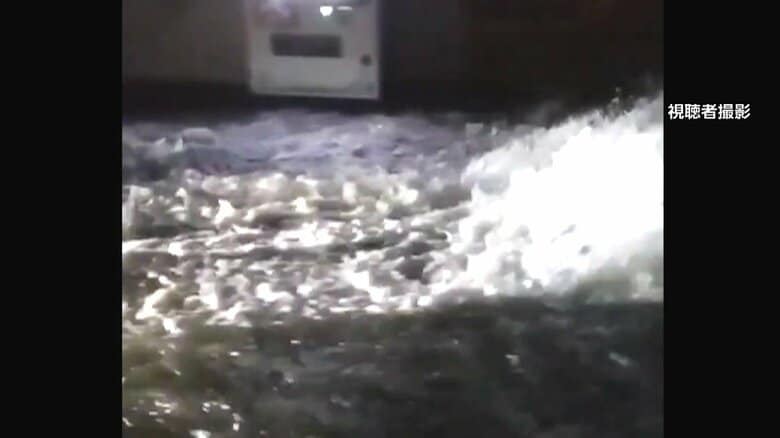 「水道管が破裂している」一時約100mに渡って冠水　道路に縦7m・横5mほどの穴も　神奈川・鎌倉市で断水続く｜FNNプライムオンライン
