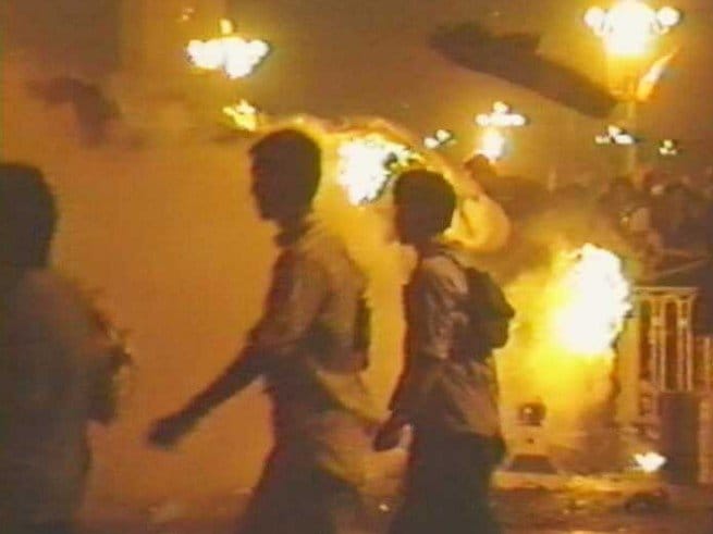 あちこちで炎が見える天安門広場　1989年6月