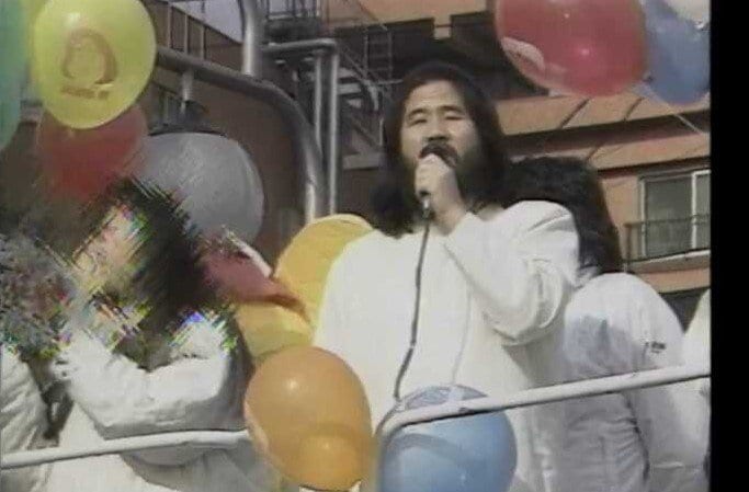 選挙に出馬し歌と踊りを披露するなど“奇妙な教団”として認知されていた