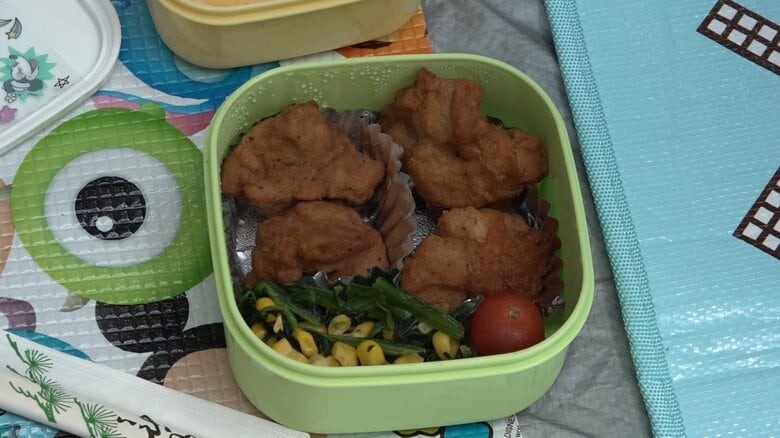 から揚げ、ミニトマト、ホウレンソウとコーンのバター炒め