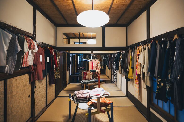 神田の商店には100年分の服が展示されている