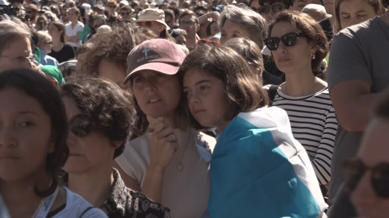 葬儀では世界中の国旗を目にした