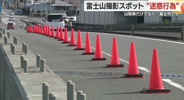 橋の道路脇に設置されたコーン
