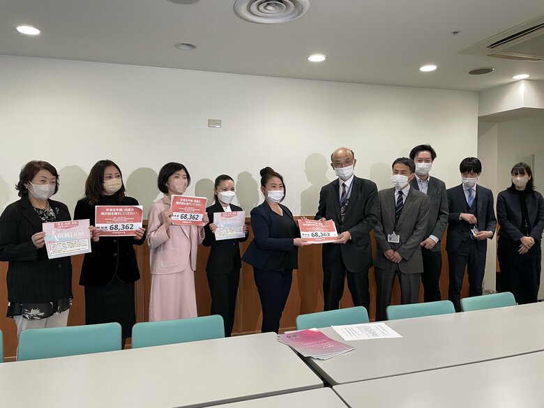 SAJPが集めた68,362筆の署名と要望書が厚生労働省 子ども家庭局、医薬・生活衛生局に提出された。
