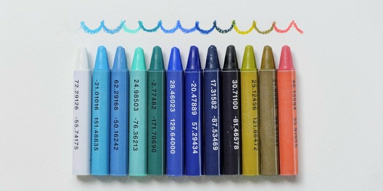 誕生したのは全12色（左から６番目が奄美大島笠利湾のクレヨン）