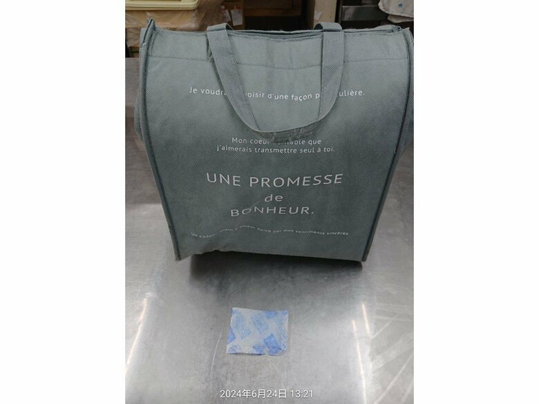 比較用の保冷剤と6つ重なった保冷バッグ（edyさんのポストより）