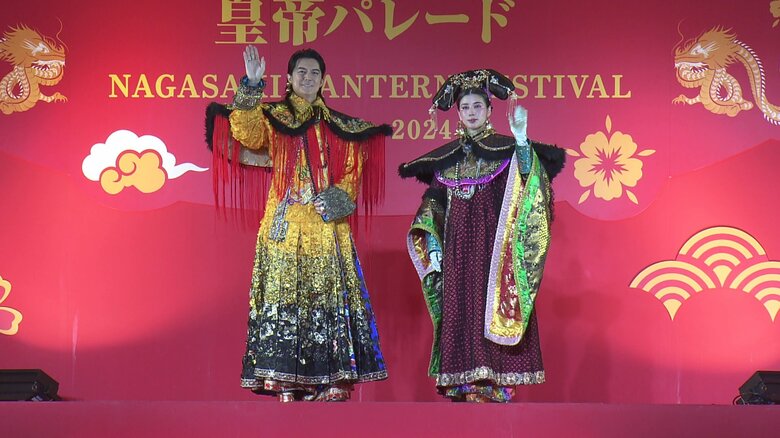 身に着けた衣装は、2月23日から3日間、出島メッセ長崎で展示