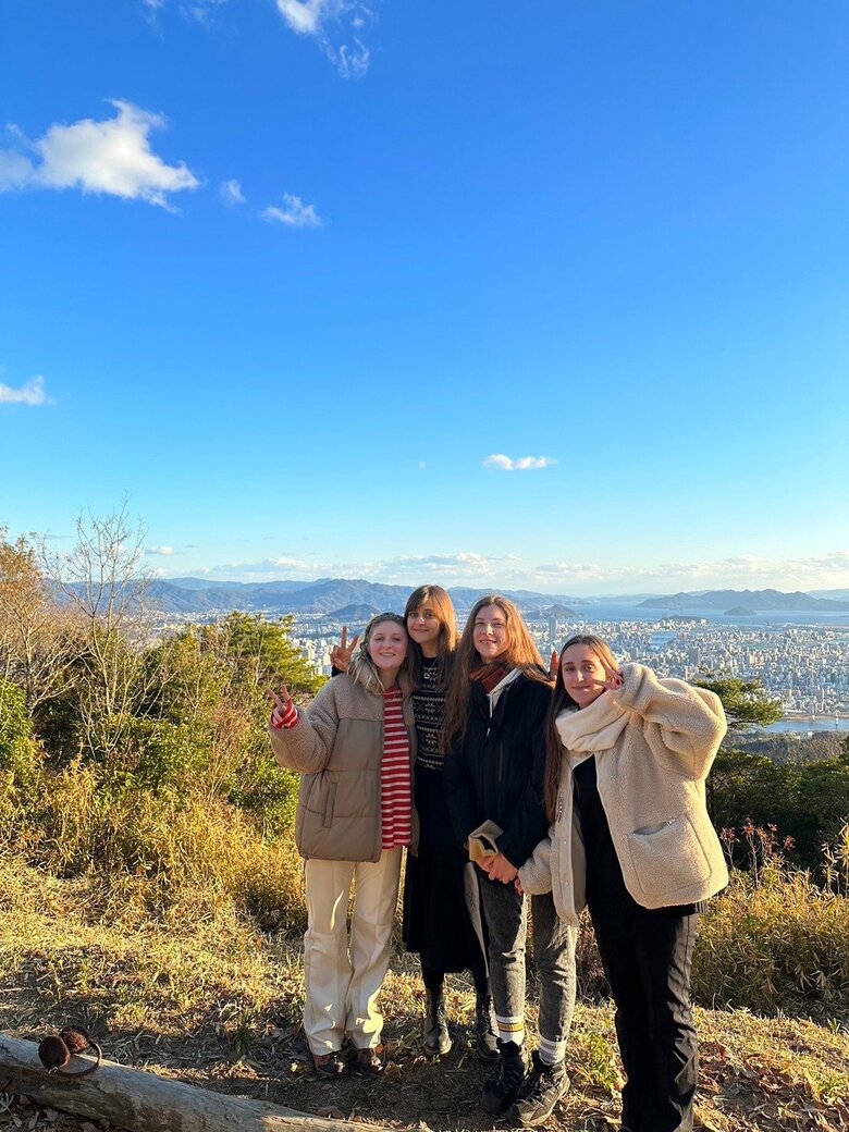 逃れてきたキーウ国立言語大学からの友人たちと広島にて。祖国に平和が訪れるのはいつになるのか