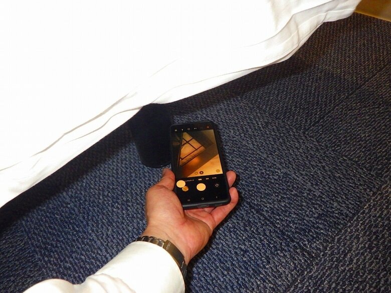 インカメラを使ってマットレスのフレームの下をチェック（画像提供：足立雅也さん）