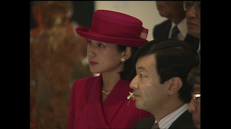 「アジアの創造力」展を鑑賞される皇太子ご夫妻