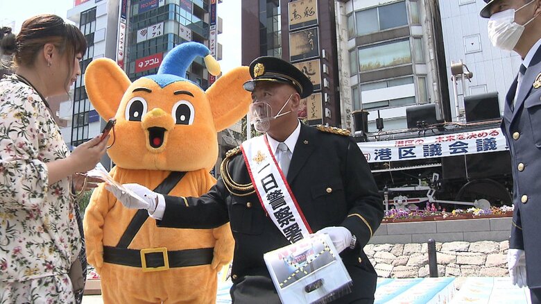 武藤さんは、講演の後、JR新橋駅前でビラ配りを行った（12日）