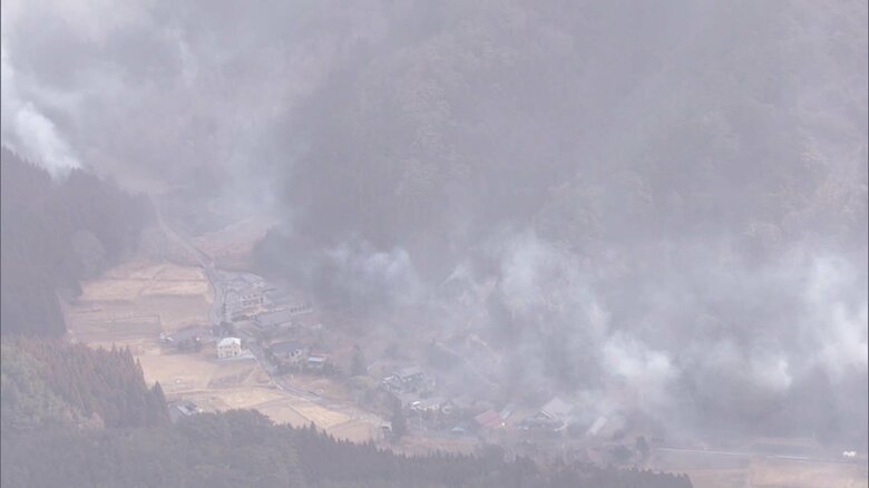 付近の住宅街にも煙が押し寄せる（2月27日午前）