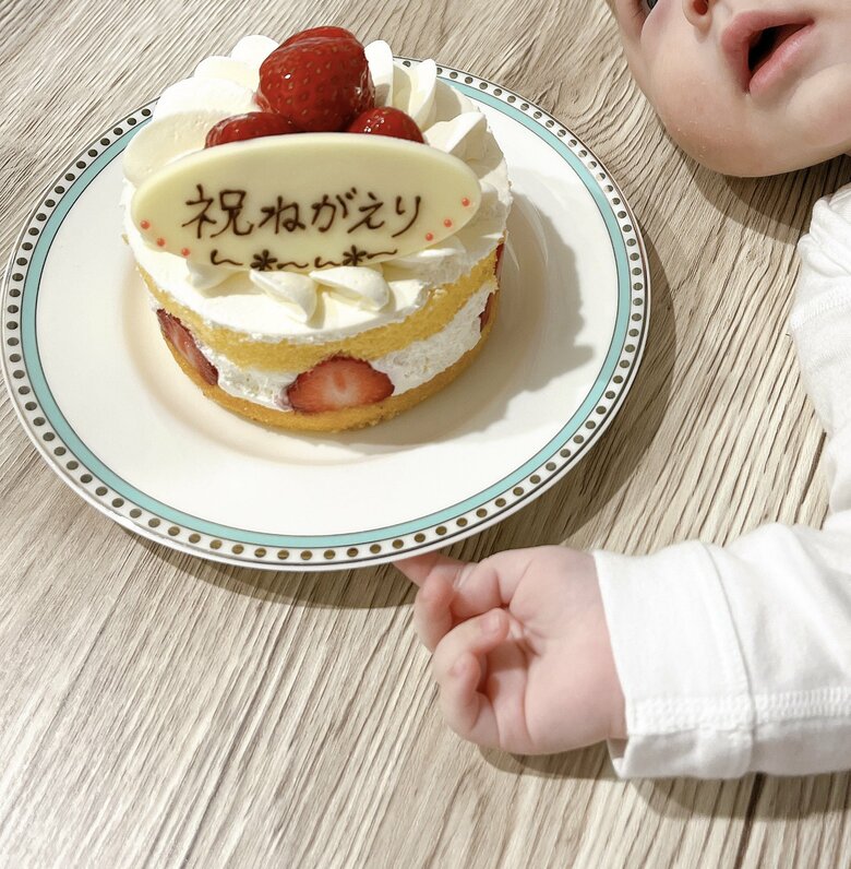 息子さんの横には小さなケーキが（画像提供：しろくまさん）