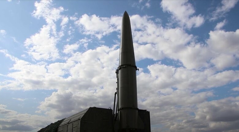 イスカンデル複合ミサイル・システムから屹立した9M723変則軌道短距離弾道ミサイル（ロシア国防省公式Youtubeより）