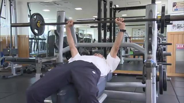 ベンチプレス30キロを100回…とにかく身体を追い込む