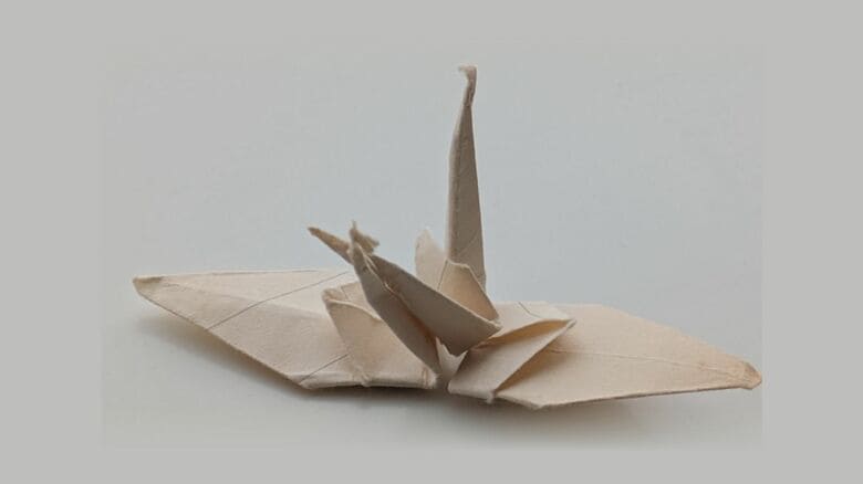 オバマ元大統領に手渡された70年前に折られた折り鶴