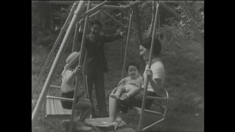 1966年　上皇后さまに抱かれる秋篠宮さま（生後8カ月）