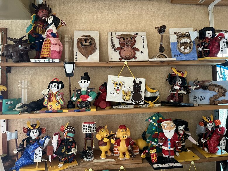 家の壁面に200を超える作品が並ぶ