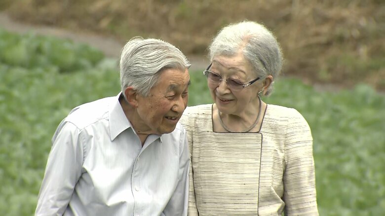 キャベツ畑をご覧になる上皇ご夫妻　軽井沢・大日向地区