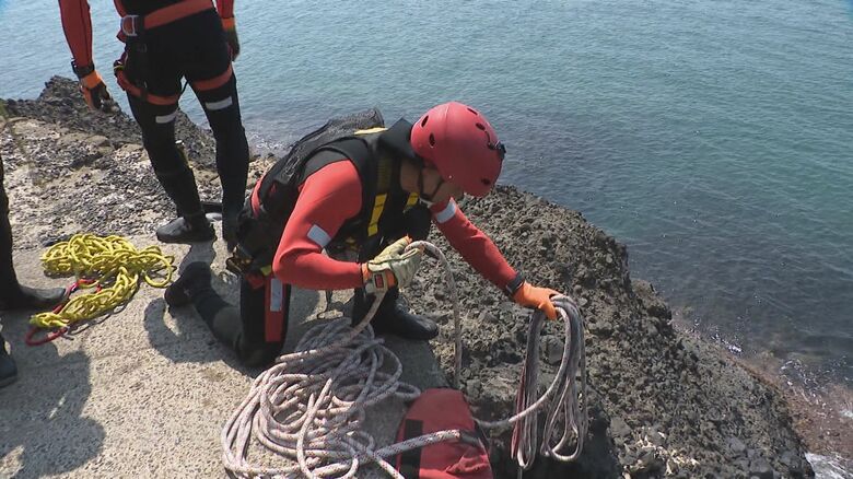 崖下にいる要救助者を吊り上げる訓練