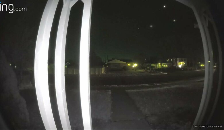 ユタ州では固定カメラが３つの光る物体(右上)を捉えた(提供:National UFO Reporting Center)