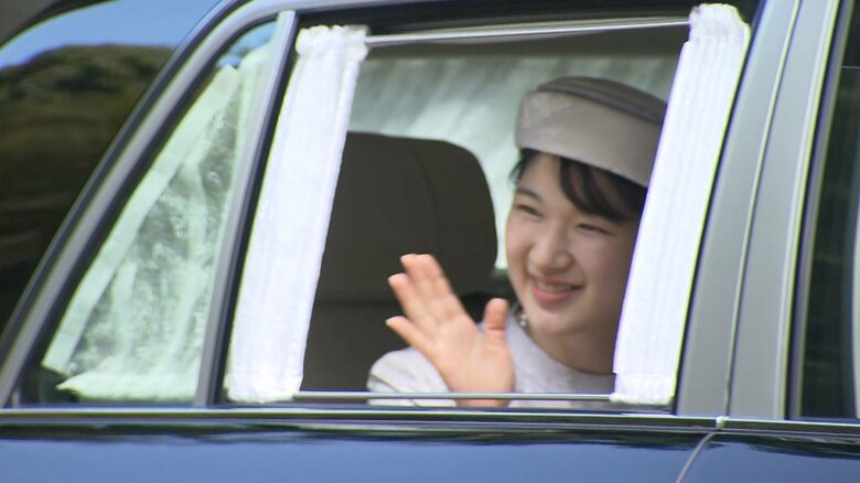 笑顔で手を振り、上皇ご夫妻のもとに向かわれた愛子さま（10月20日午前）