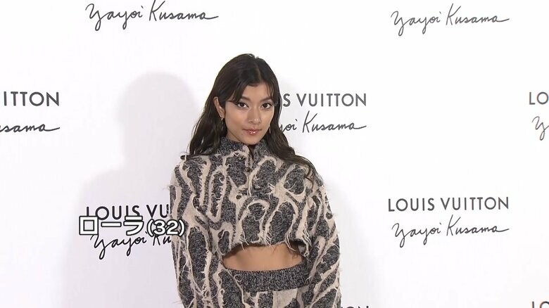 お腹をチラ見せしたセットアップで登場したローラさん