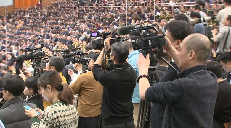 記者らは議場に到着後、すぐにカメラの場所取りを行った